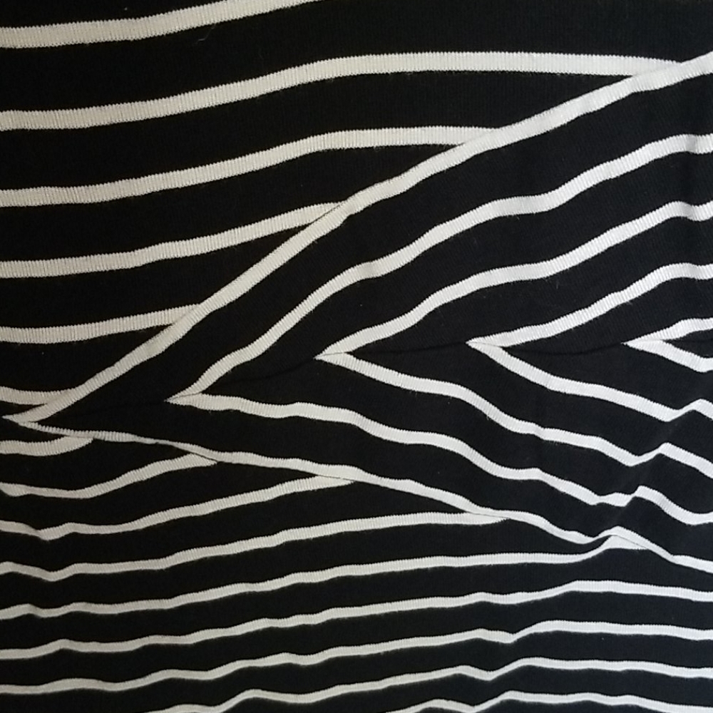 Waist Defining Black and white 3/4 Sleeve Top - Picture 3 of 8
